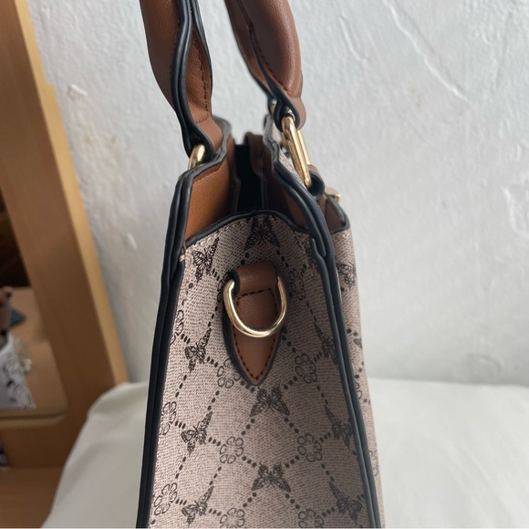 Tan Purse - Cross Over Purse - Golden Accents - Picture 2 of 11